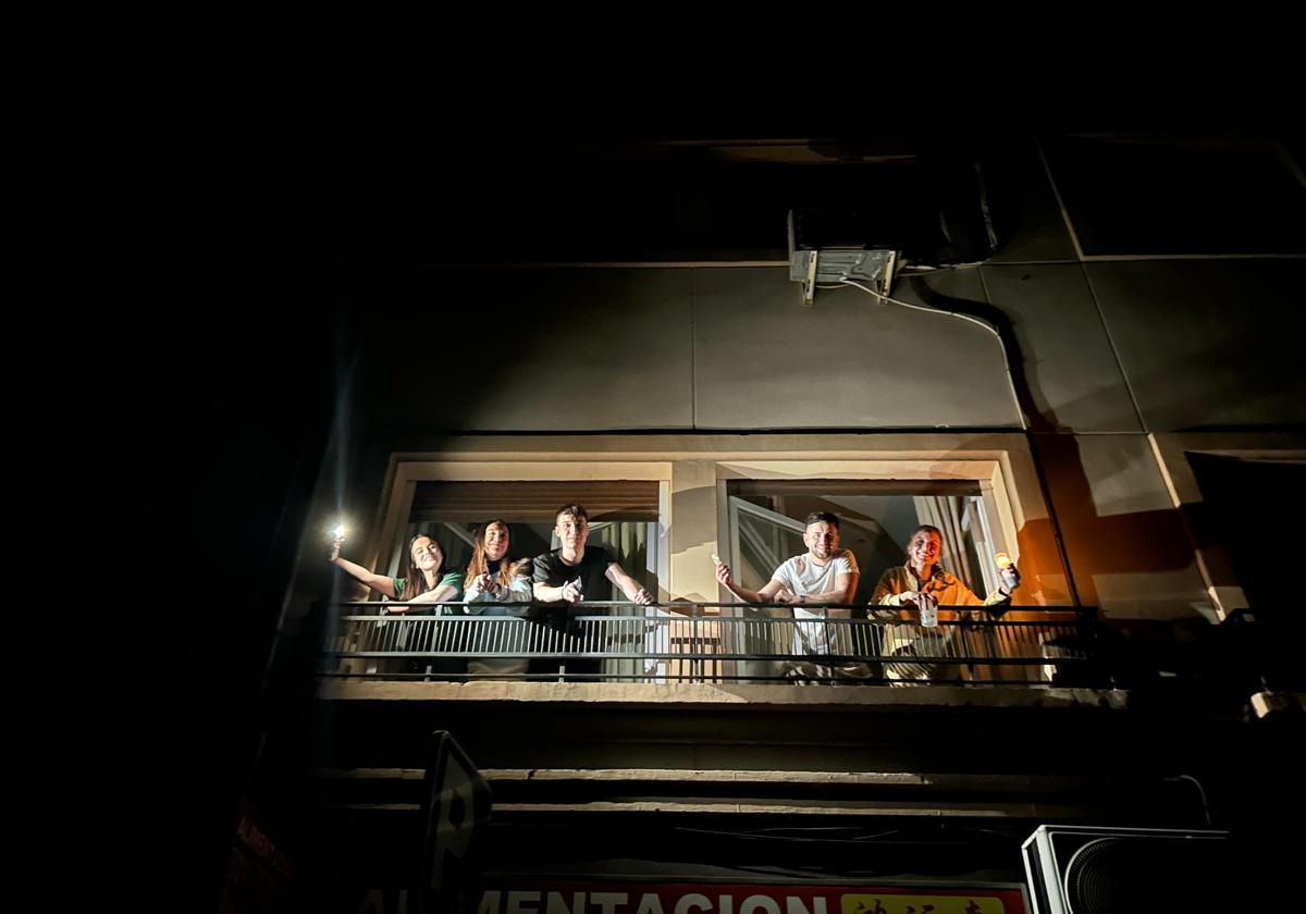 «se nos apagó el móvil hace ya horas y nos hemos echado a los balcones» | ideal