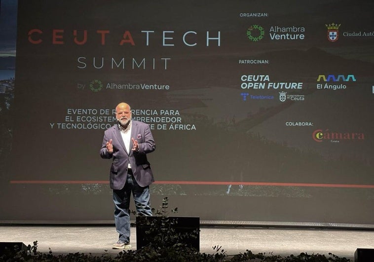 Gilberto Carrasquero-Naranjo en el escenario de Ceuta Tech Summit