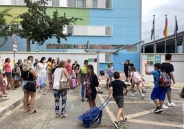 Escolares accediendo al CEIP 'La Jarilla' de Huércal de Almería.