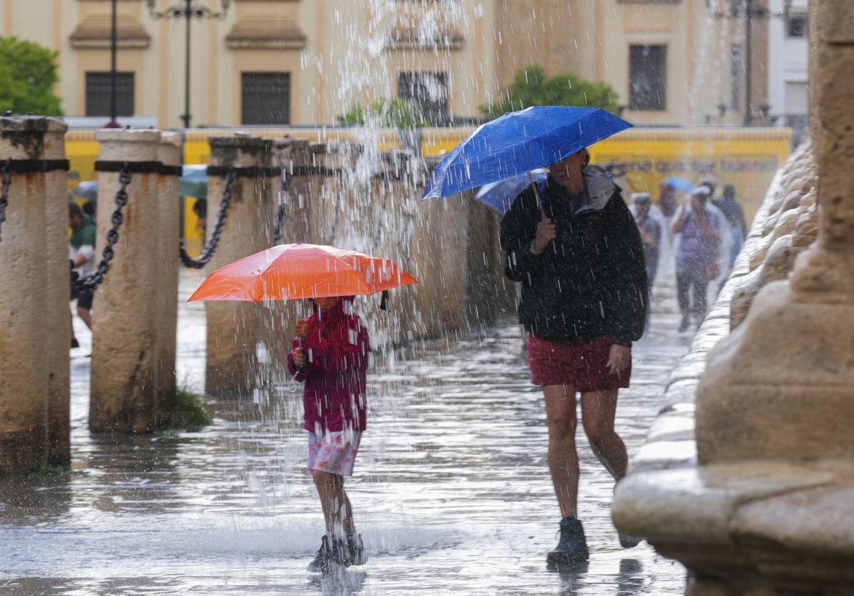 Último aviso de AEMET por invasión de calima y tormentas el puente en Andalucía