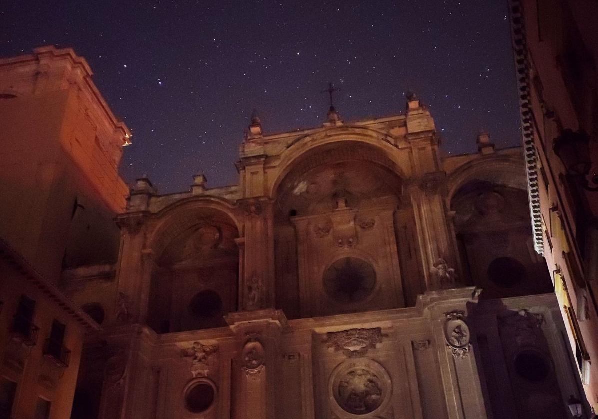 La Catedral, bajo un imponente manto de estrellas, durante el apagón.