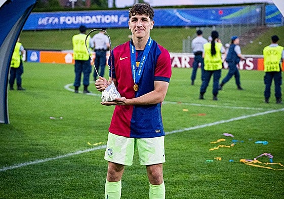 Pedro Rodríguez, con el título.