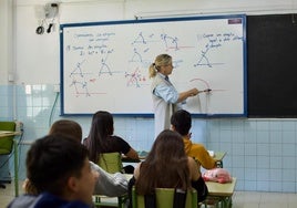 Una maestra explica mediciones de ángulos a alumnos de un colegio en imagen de archivo.