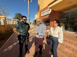 El alcalde de Vícar, Antonio Bonilla, habla con la directora de la Residencia de Mayores 'Fuente Vícar' y con el comandante de la Guardia Civil en el municipio.