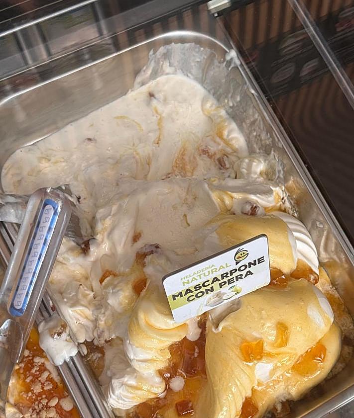 Imagen secundaria 2 - La heladería de Granada que usó «la gasolina de la moto» en el apagón y atendió colas enormes