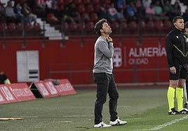 Rubi se echa la mano al cuello; al Almería le llegó hasta ahí el agua.