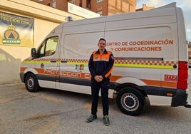 Roberto Muñiz junto a la sede de Protección Civil en Úbeda.