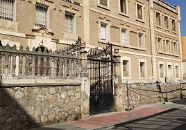 Exterior del Colegio Adoratrices tras el derribo de la balaustrada.