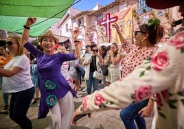 Mujeres bailan en el Día de la Cruz.