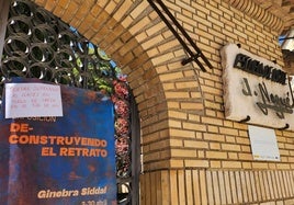 Cartel de la suspensión de las clases en la escuela José Nogué por el apagón.