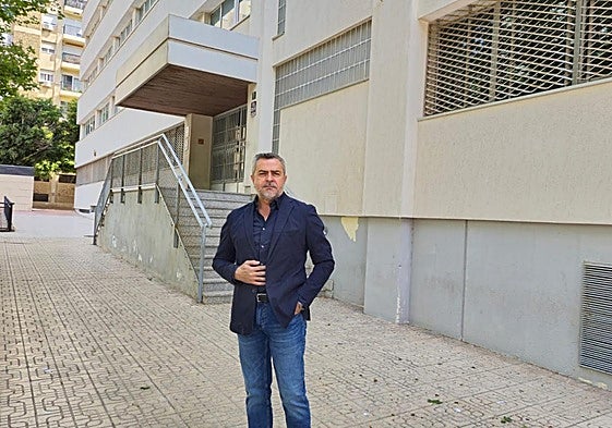 Juan Antonio Lorenzo, frente al edificio de Hermanos Machado.