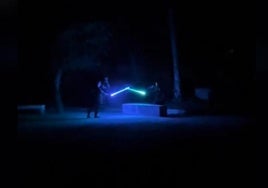 Dos jóvenes pelean con espadas láser de Star Wars durante el apagón en un pueblo de Andalucía.