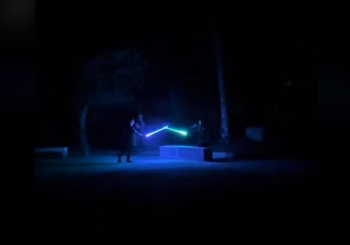 Dos jóvenes pelean con espadas láser de star wars durante el apagón en un pueblo de andalucía | ideal