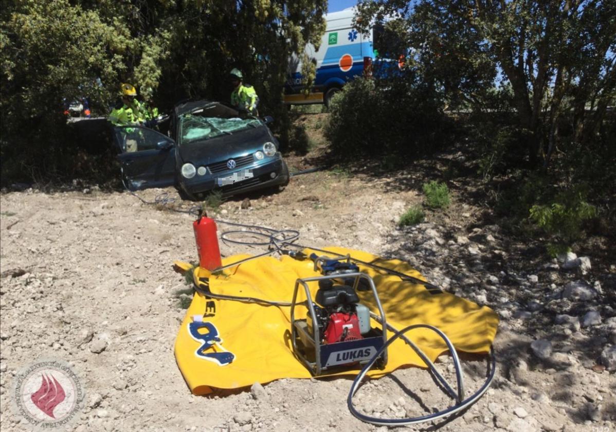 Muere un hombre de 44 años al salirse su coche de la carretera y chocar contra un árbol en Alhama de Granada