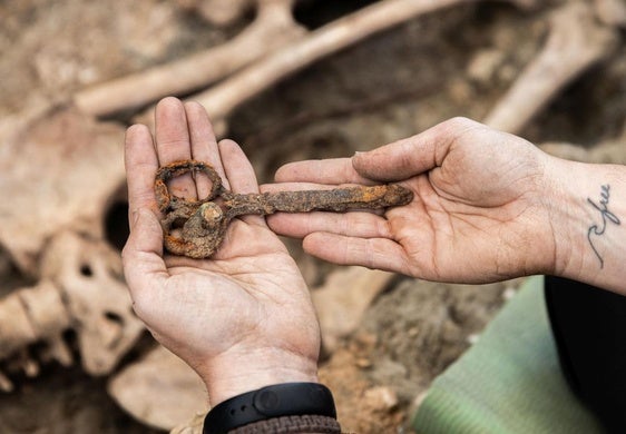 Las tijeras, completamente oxidadas, después de recuperarlas de la fosa 28 del Barranco de Víznar, donde había cinco mujeres.