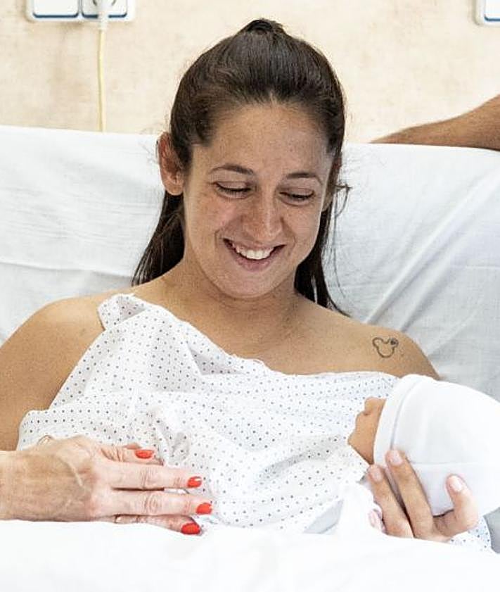 Imagen secundaria 2 - María Victoria, con el pequeño Enzo en brazos, junto a su pareja, Jonathan Ruiz, y su ginecóloga, Mercedes Valverde.