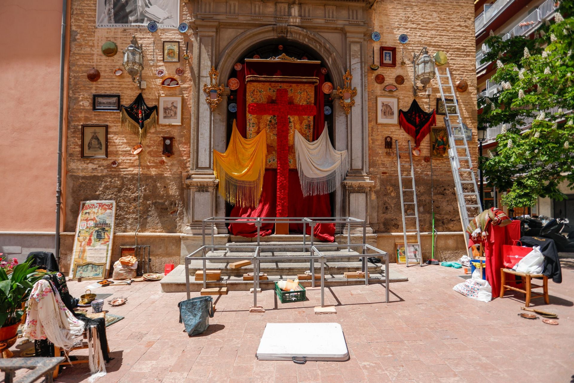 Los preparativos de las Cruces de Mayo en Granada, en imágenes