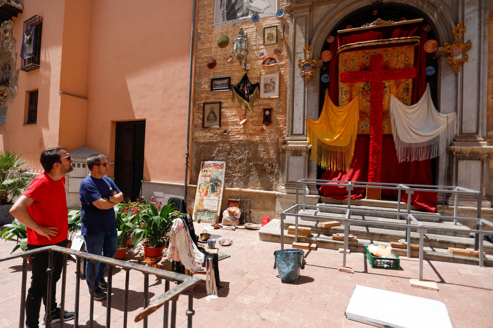 Los preparativos de las Cruces de Mayo en Granada, en imágenes