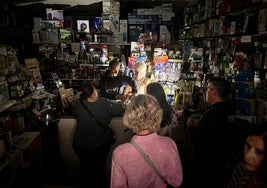 Una ferretería funciona sin luz este lunes en Granada.