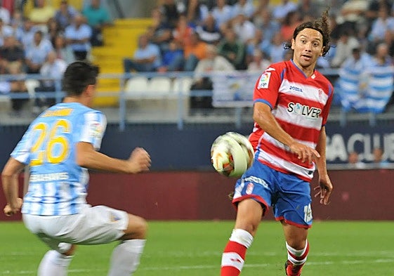 Manuel Iturra disputa un balón durante una visita a Málaga con el Granada.