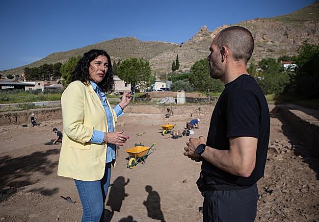 La alcaldesa de Atarfe, Yolanda Fernández, conversa con Guillermo García-Contreras.
