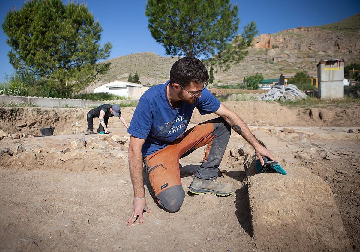 Imagen principal - Trabajando en el yacimiento. 