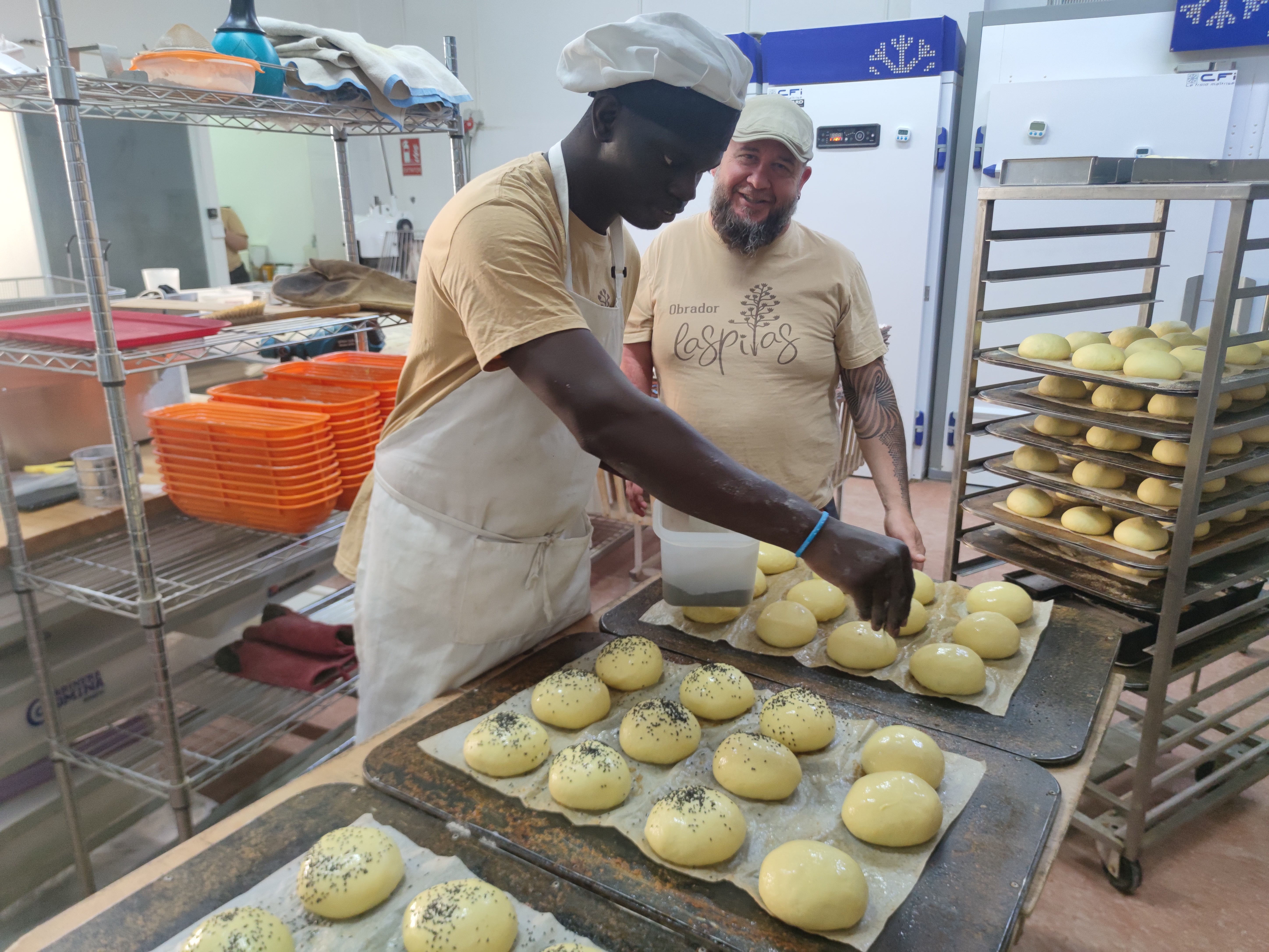 Imagen principal - Olor a pan artesanal recién hecho en Almería