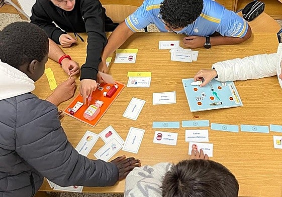 Visita a centros escolares para concienciar sobre el uso de medicamentos