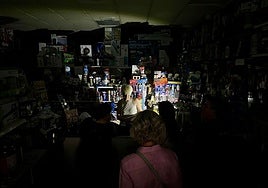 Una ferretería atiende a sus clientes en la noche del 28 de abril, durante el gran apagón.