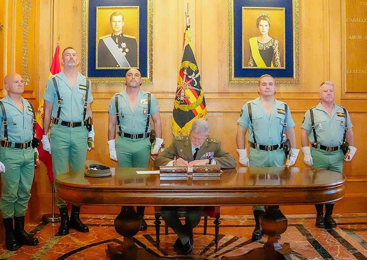 Imagen secundaria 1 - La Legión celebra el centenario de la VII Bandera &#039;Valenzuela&#039;