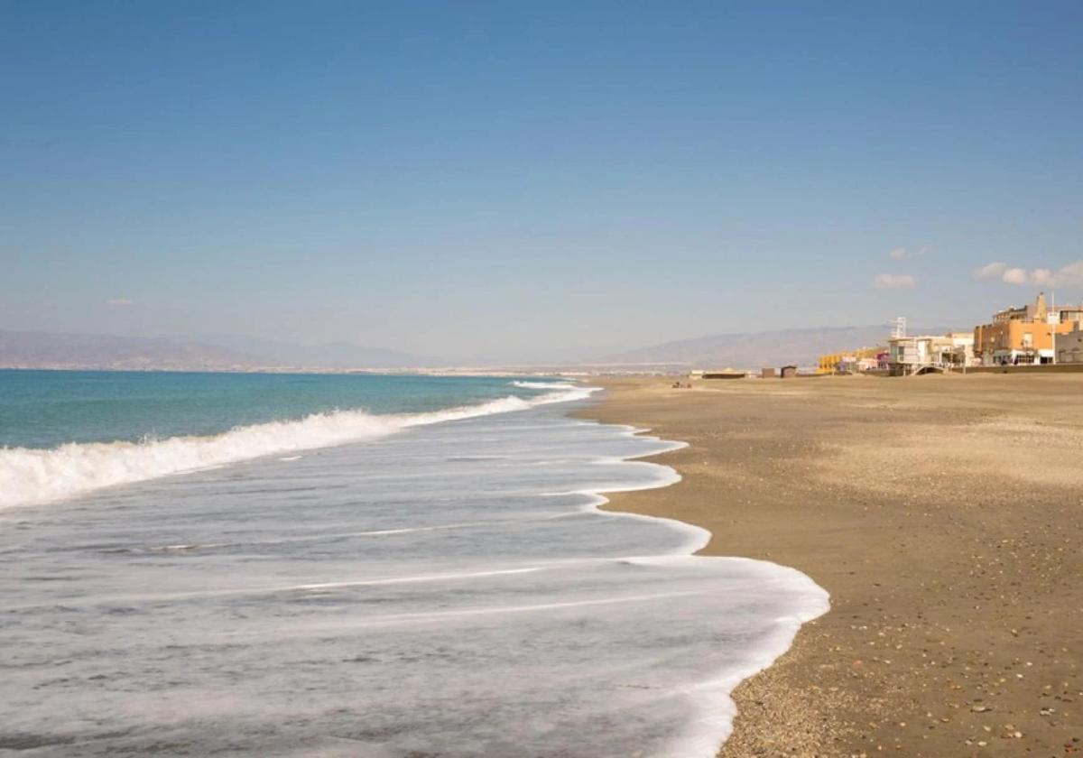 Un guardia civil fuera de servicio rescata a un bañista que se estaba ahogando en Cabo de Gata
