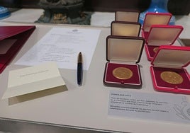 Papeleta, orden del día del cónclave y medallas conmemorativas de los viajes papales.