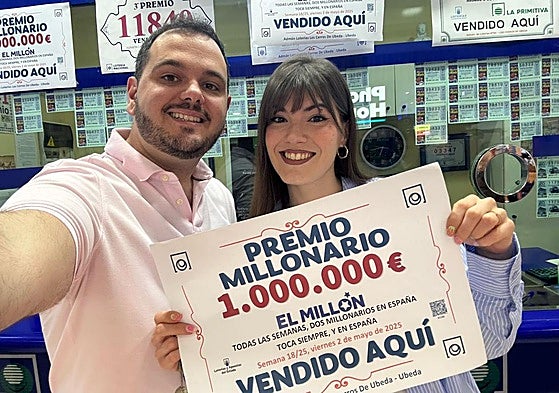 Alejandro Balboa y Ángela Almazán, en la administración donde trabajan.