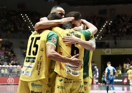 Los jugadores amarillos se abrazan celebrando uno de los tantos logrados durante la segunda mitad ante Peñíscola FS.