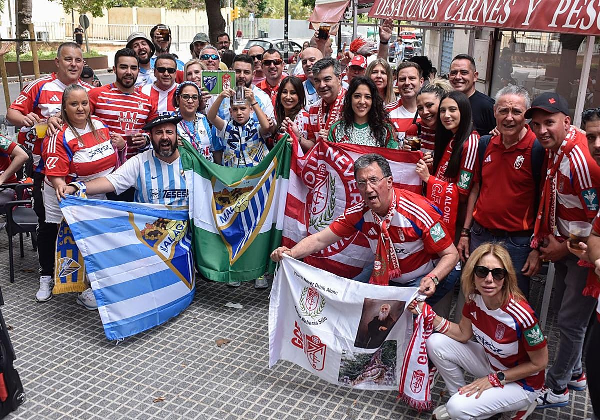 Imagen principal - La afición rojiblanca lo da todo en Málaga. 