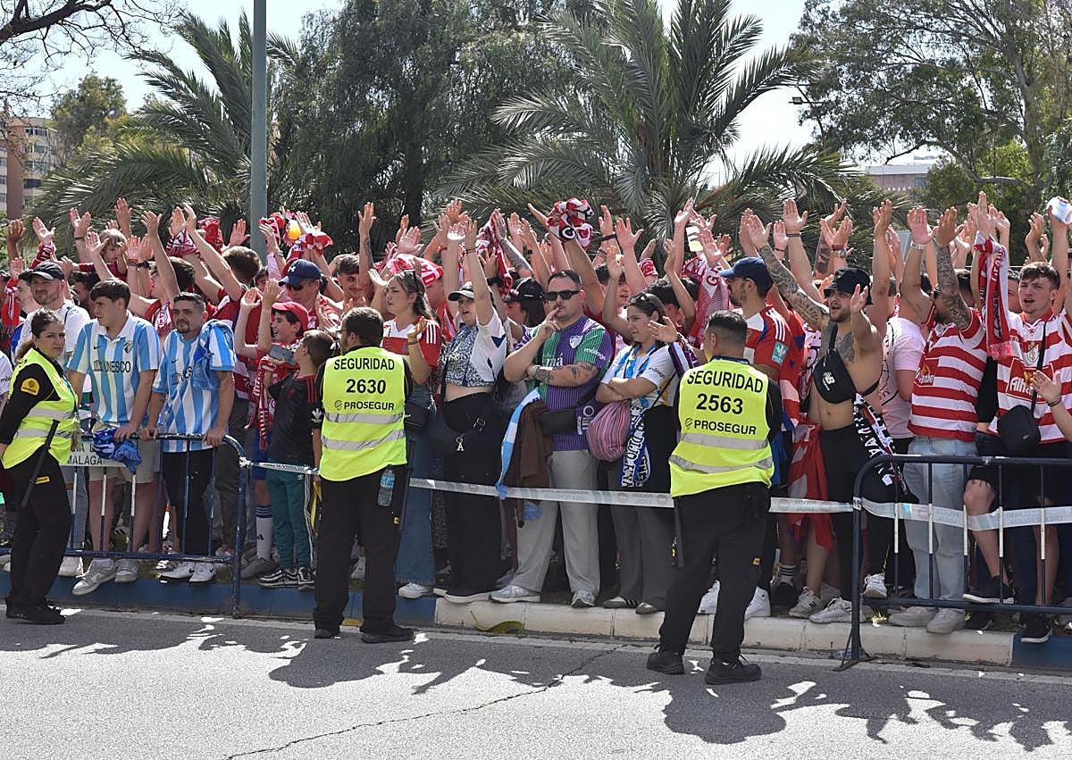 Imagen secundaria 1 - La afición rojiblanca lo da todo en Málaga. 