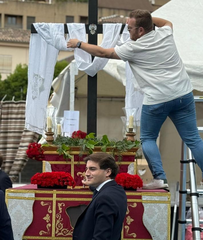 Imagen secundaria 2 - La procesión infantil de la Santa Cruz llena la Caleta de tradición