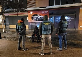 El sospechoso, rodeado por agentes de la Guardia Civil durante su detención en Granada.
