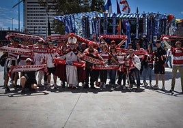 Bufandas al viento tras la llegada a La Rosaleda.
