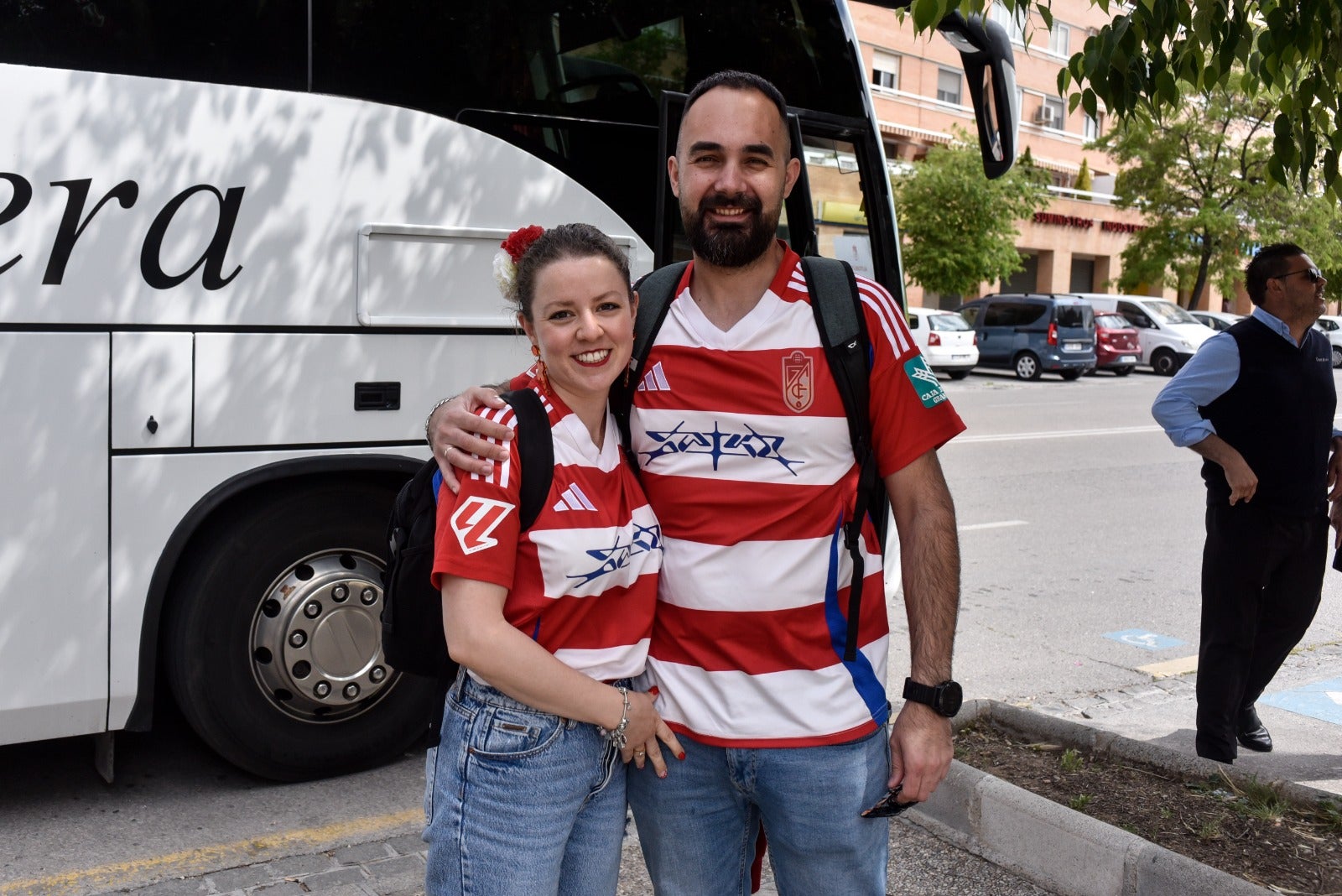 Una aficionada, con su clavel en el pelo por el Día de la Cruz.