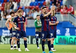 Los futbolistas del Eibar aplauden a su afición tras la derrota.