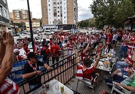 Parte de la afición del Granada en los aledaños de La Rosaleda durante la previa.