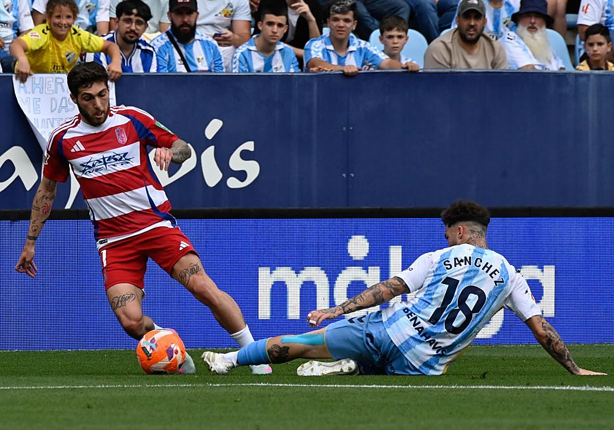 Giorgi Tsitaishvili intenta marcharse de Dani Sánchez.