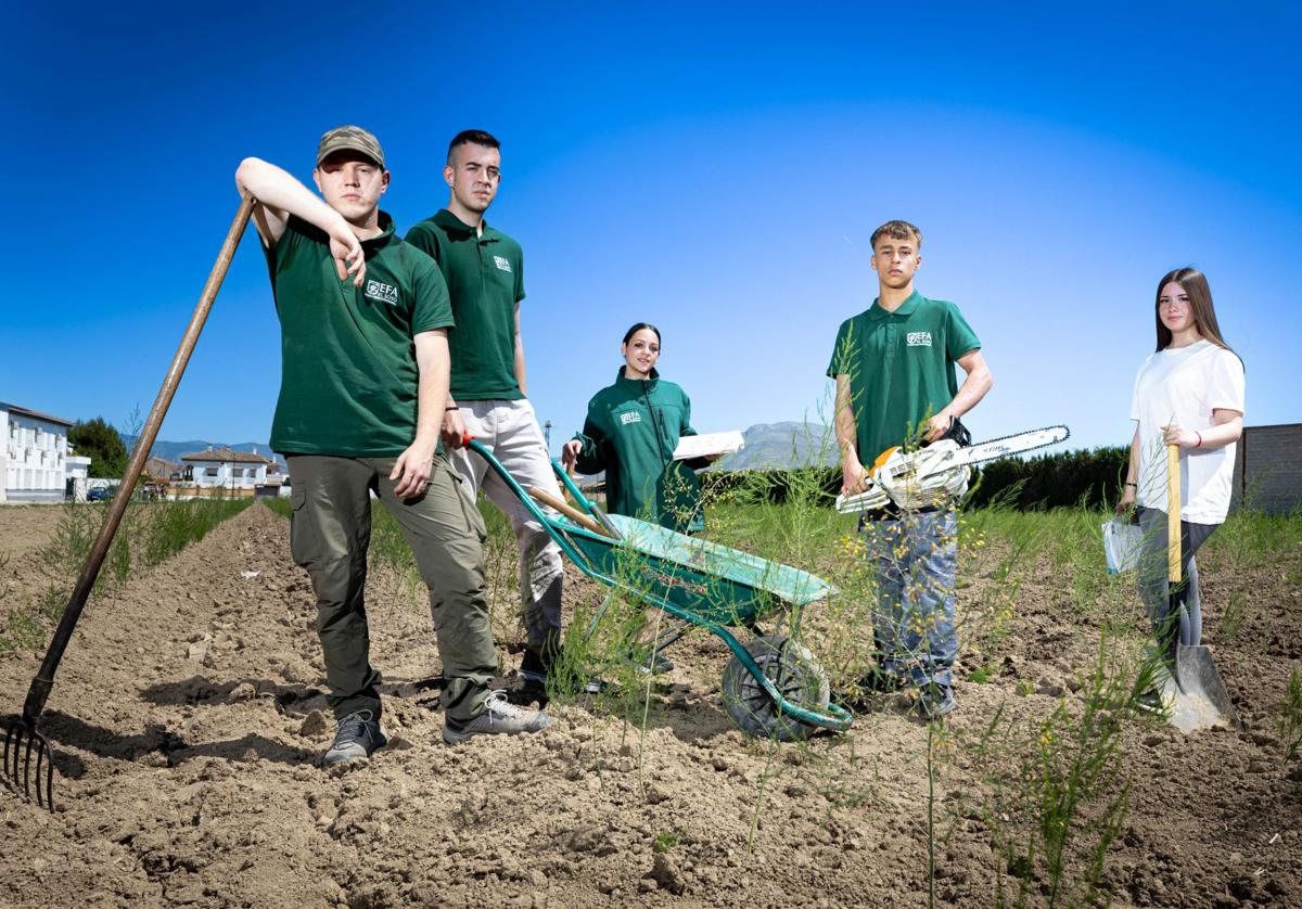 Estudiantes de la EFA de Chauchina en sus prácticas de agricultura