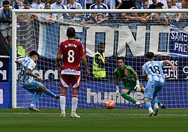 El malaguista Cordero anota el tanto de la victoria ante el Granada.
