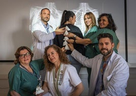 Elena, en el centro, y el equipo del hospital de Traumatología