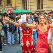 Fiesta en la cruz del Colegio San Bartolomé, con sus jarras en alto.