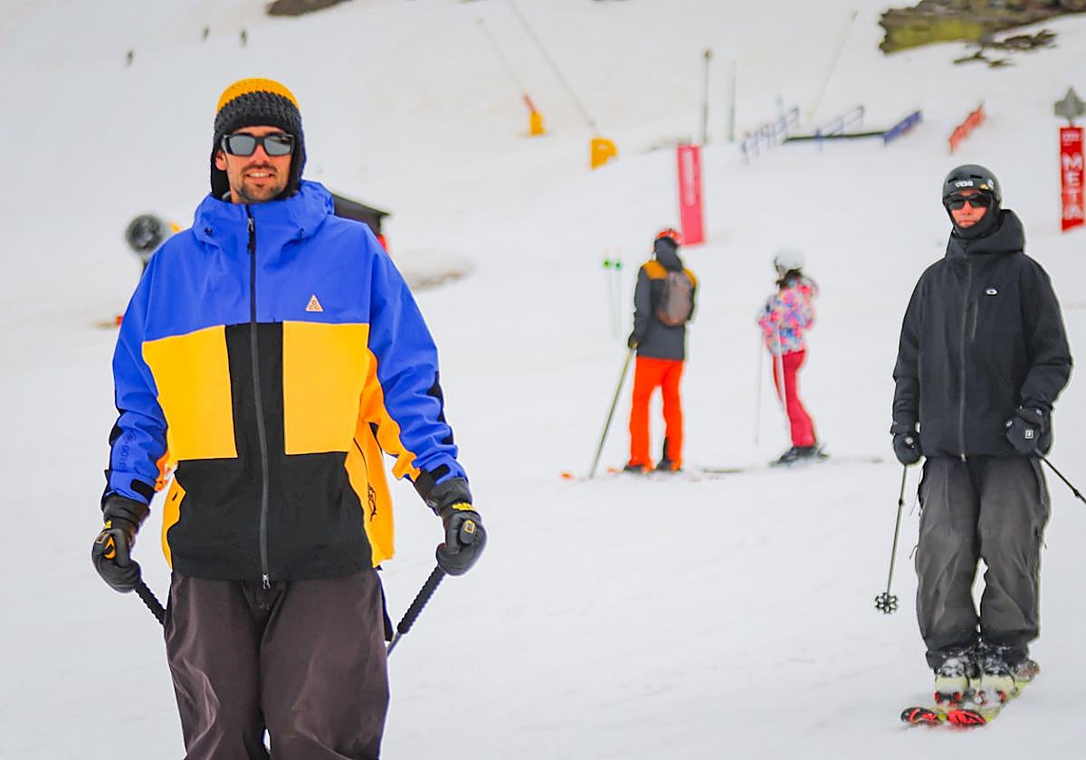 Esquiadores en Sierra Nevada este domingo, último día de la temporada.