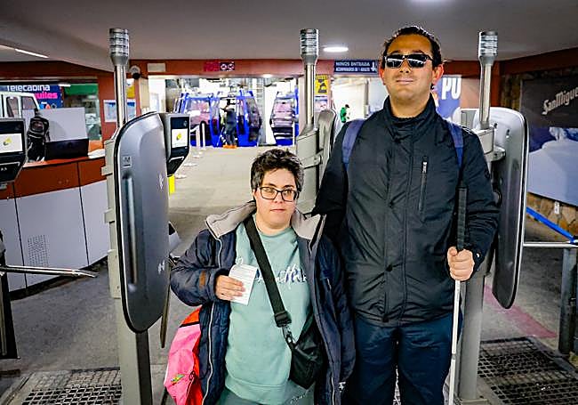 Luis y Jessica, dos invidentes, disfrutan del domingo de cierre de curso en la Sierra.