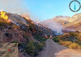 El incedio se ha mantenido activo durante toda la noche.